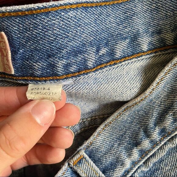 Levi’s 550 Mid Thigh Light Wash Frayed Denim mom Shorts - Picture 8 of 10